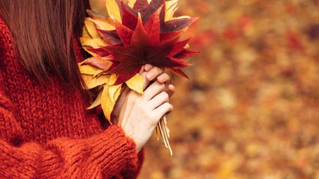 紅葉と女性の画像