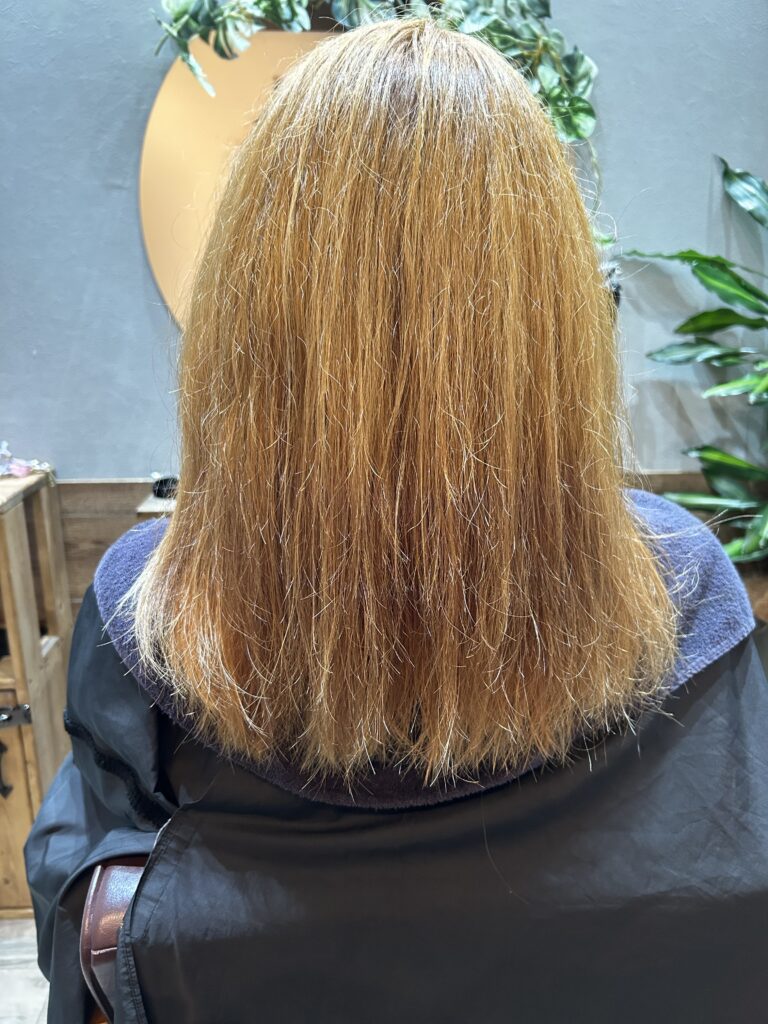 癖毛の女性の画像